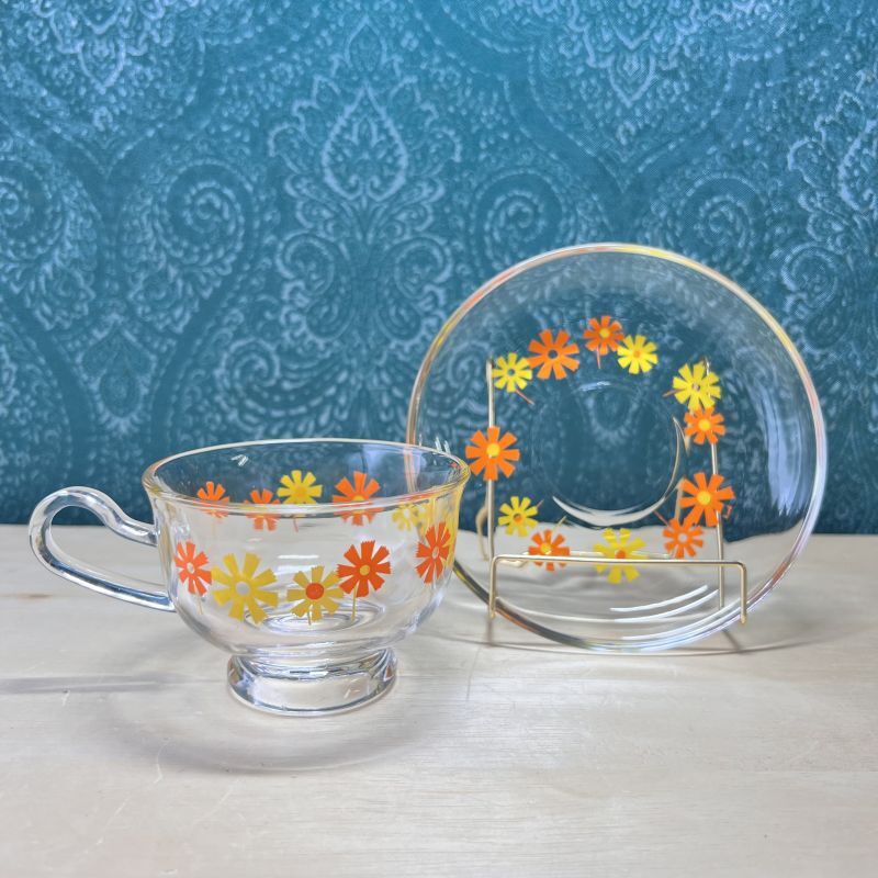 レトロポップ アデリア デイジー花柄 ガラスカップ＆ソーサー オレンジ